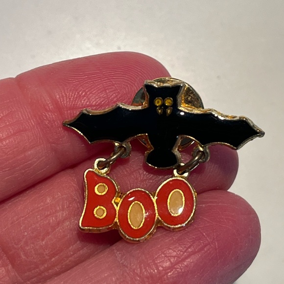 Two fabulous Halloween pins.  Pumpkin pin is ceramic. Bat pin is metal. - Picture 10 of 15